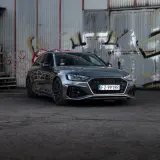 Szary Audi RS4 Avant na tle zniszczonej ściany z graffiti. Sprawdź aktualną audi rs4 cena.