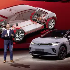 Mężczyzna prezentuje nowy model Volkswagen ID.4 GTX, pokazując jego elektryczny napęd i baterię.