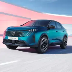 Nowy Peugeot 3008 hybryda w turkusowym kolorze, z nowoczesnym grillem i światłami LED, pędzi po drodze.