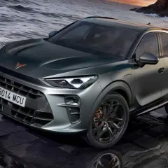 Nowy Cupra Terramar, SUV o sportowym designie, prezentuje swoje imponujące wymiary na tle falującego morza.