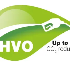Zielony liść z logo HVO i pistoletem do paliwa. Obniża emisję CO2 do 90%.