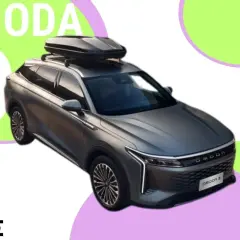 Szary suv elektryczny OMODA 9 z boxem dachowym, gotowy na podróż.