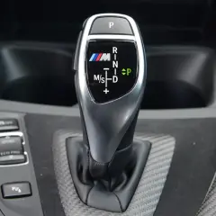 Biegowy drążek BMW M z oznaczeniami automatycznej skrzyni biegów: P, R, N, D, M/S.