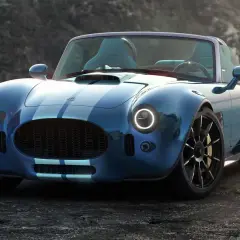 Błękitny Shelby Cobra z pasami, zjawiskowy wygląd. Marzysz o takim? Sprawdź shelby cobra cena i spełnij marzenie!