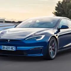 Niebieski Tesla Model S na torze wyścigowym. Sprawdź aktualną tesla cena i osiągi tego elektrycznego cudu.