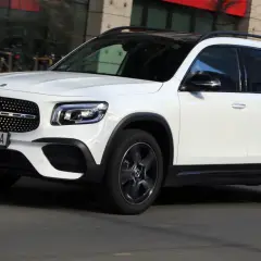 Biały Mercedes-Benz GLB na drodze. Sprawdź aktualną mercedes glb cena i możliwości tego SUV-a.