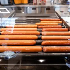 Gorące parówki na rolkach w Orlenie, idealne na szybki posiłek. Zastanawiasz się nad kcal? Wybierz swoją ulubioną!
