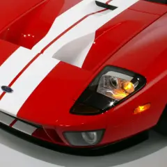 Czerwony Ford GT z białymi pasami, sportowy wygląd. Zastanawiasz się nad ford gt cena?