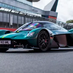Zielony Aston Martin Valkyrie na torze wyścigowym. Cena tego cacka jest astronomiczna, ale widok zapiera dech w piersiach.