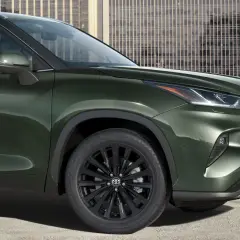 Zielony Toyota Highlander Hybrid z czarnymi felgami. Sprawdź atrakcyjną toyota highlander cena.