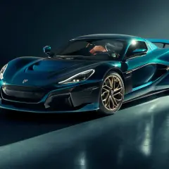 Niebieski Rimac Nevera z złotymi felgami, symbol luksusu i innowacji. Jego cena odzwierciedla wyjątkowość.