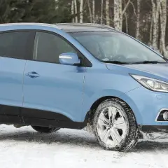 Niebieski Hyundai ix35 na śniegu. Zima nie wpływa znacząco na jego hyundai ix35 spalanie, nawet w trudnych warunkach.