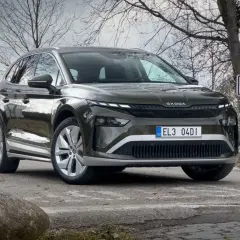 Zielony Skoda Enyaq na drodze, obok znaku "FRÝDAVA". Sprawdź atrakcyjną skoda enyaq cena.