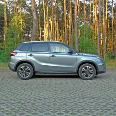 Szary Suzuki Vitara na tle lasu. Sprawdź atrakcyjną suzuki vitara cena i wybierz swój wymarzony model.