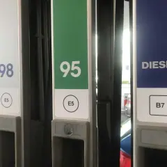 Kolumna z oznaczeniem diesla na stacji paliw, obok dystrybutorów 98 i 95.