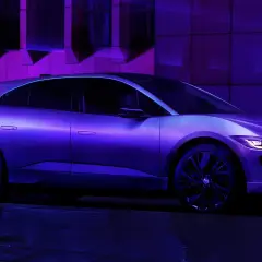 Elegancki Jaguar I-PACE w fioletowym świetle, gotowy do dynamicznej jazdy.