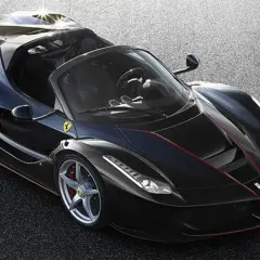 Czarny LaFerrari Aperta na asfalcie. Marzenie o osiągach i luksusie, którego laferrari cena jest odzwierciedleniem.
