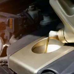 Wlewanie oleju do silnika Toyoty Yaris 1.0. Jaki olej silnikowy wybrać?
