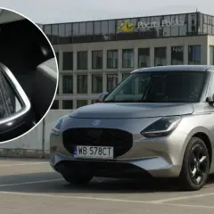 Srebrny Suzuki Swift Hybrid na parkingu przed budynkiem Poczty Polskiej. Widoczny detal dźwigni zmiany biegów.