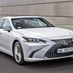 Biały Lexus ES na drodze. Sprawdź aktualną lexus es cena i wybierz swój wymarzony model.
