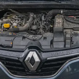 Silnik Renault Megane 4. Zastanawiasz się, jaki silnik wybrać? Ten widok pod maską może pomóc w podjęciu decyzji.