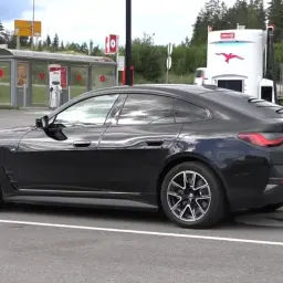 Czarny BMW i4 eDrive40 na ładowarce Ionity.