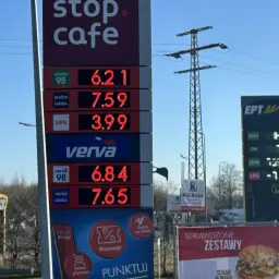 Ceny paliw na stacji: verve diesel 7,65 zł, verve 98 6,84 zł, LPG 3,99 zł. Obok tablica z cenami EPT.