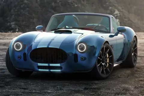 Błękitny Shelby Cobra z pasami, zjawiskowy wygląd. Marzysz o takim? Sprawdź shelby cobra cena i spełnij marzenie!