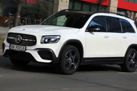 Biały Mercedes-Benz GLB na drodze. Sprawdź aktualną mercedes glb cena i możliwości tego SUV-a.