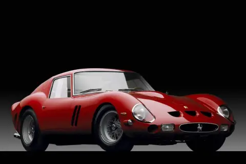 Czerwone Ferrari 250 GTO, ikona motoryzacji. Jego cena na aukcjach osiąga astronomiczne kwoty, świadcząc o legendarnym statusie.
