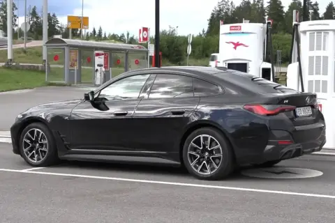 Czarny BMW i4 eDrive40 na ładowarce Ionity.