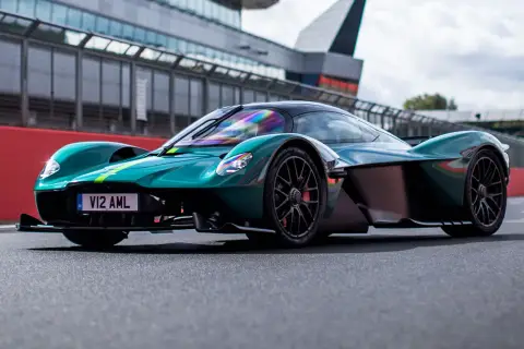 Zielony Aston Martin Valkyrie na torze wyścigowym. Cena tego cacka jest astronomiczna, ale widok zapiera dech w piersiach.
