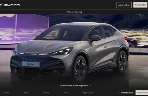 Nowy, elektryczny Tavascan Cupra prezentuje się dynamicznie na tle nowoczesnej architektury.
