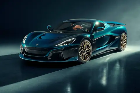 Niebieski Rimac Nevera z złotymi felgami, symbol luksusu i innowacji. Jego cena odzwierciedla wyjątkowość.