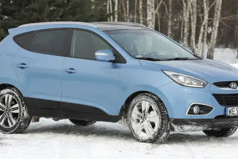 Niebieski Hyundai ix35 na śniegu. Zima nie wpływa znacząco na jego hyundai ix35 spalanie, nawet w trudnych warunkach.