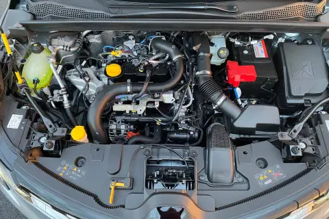 Silnik Renault Captur. Zastanawiasz się, jaki silnik wybrać? Tutaj widzisz jego serce, gotowe do drogi.