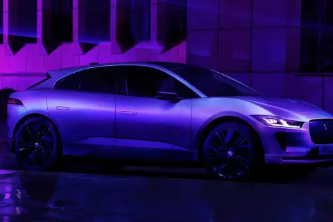 Elegancki Jaguar I-PACE w fioletowym świetle, gotowy do dynamicznej jazdy.