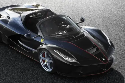Czarny LaFerrari Aperta na asfalcie. Marzenie o osiągach i luksusie, którego laferrari cena jest odzwierciedleniem.