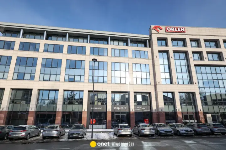 Nowoczesny budynek Orlen z parkingiem. Inwestycja 900 zł w rozwój firmy.