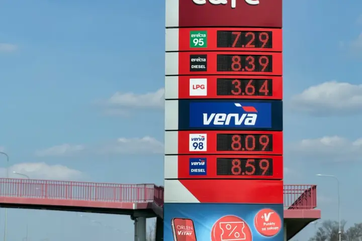 Cena paliwa diesel 8,39 zł. Obok ceny benzyny 95 (7,29 zł) i LPG (3,64 zł). Widoczne też ceny Verwy 98 (8,09 zł) i Verwy Diesel (8,59 zł).