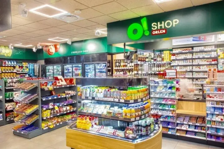 Sklep ORLEN oferuje szeroki wybór produktów: napoje, słodycze, przekąski i inne.