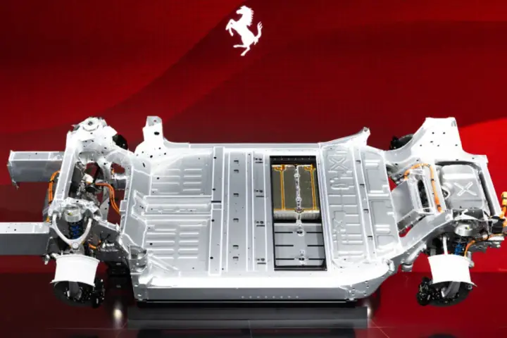 Szkielet przyszłości: Ferrari elektryczne z widocznym pakietem baterii.