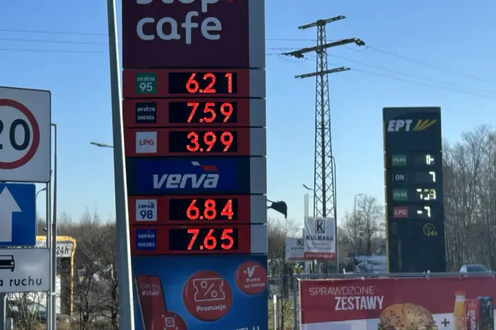 Ceny paliw na stacji: verve diesel 7,65 zł, verve 98 6,84 zł, LPG 3,99 zł. Obok tablica z cenami EPT.