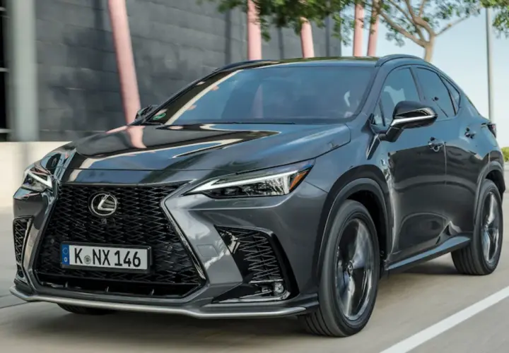 Elegancki, ciemnoszary Lexus NX 350h w ruchu ulicznym, z charakterystycznym grillem i ostrymi światłami.