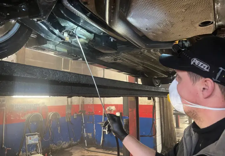 Mechanik aplikuje zabezpieczenie antykorozyjne podwozia. Sprawdź, jaka jest cena tej usługi i chroń swój samochód!
