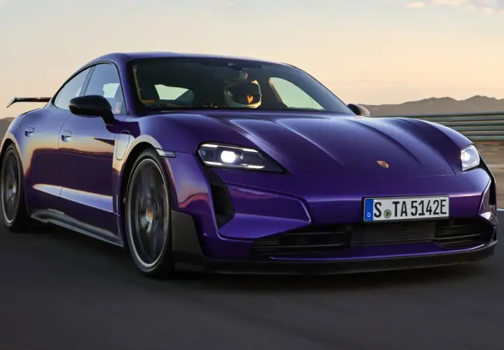 Fioletowy Porsche Taycan pędzi po torze. Zastanawiasz się nad porsche taycan cena? Ten elektryczny supersamochód zachwyca osiągami i designem.