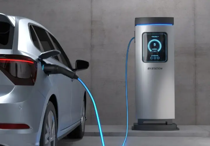 Srebrny elektryk podłączony do stacji ładowania. Sprawdź, jaki jest koszt ładowania elektryka i zacznij oszczędzać.