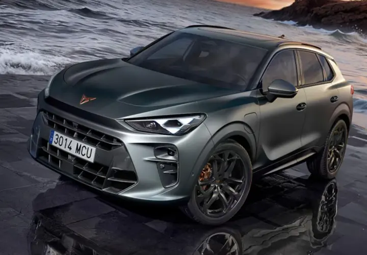 Nowy Cupra Terramar, SUV o sportowym designie, prezentuje swoje imponujące wymiary na tle falującego morza.