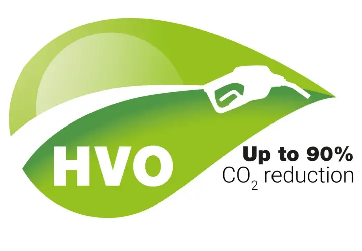 Zielony liść z logo HVO i pistoletem do paliwa. Obniża emisję CO2 do 90%.