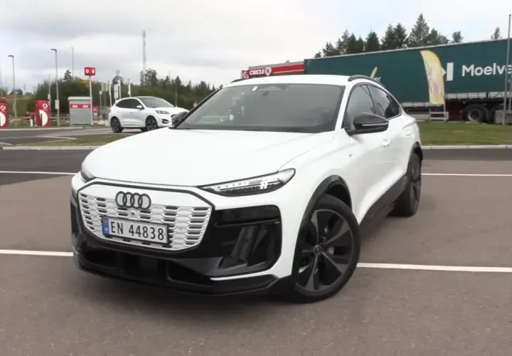 Białe Audi Q6 e-tron na parkingu. Zastanawiasz się nad audi q6 e-tron cena? Sprawdź, czy warto!